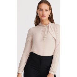 Bluzka z dekoracyjną stójką - Beżowy. Brązowe bluzki damskie Reserved, xl, bez wzorów, ze stójką, bez rękawów. W wyprzedaży za 29,99 zł.