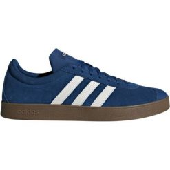 BUTY VL COURT 2.0. Szare trampki męskie Adidas, w paski, z zamszu, z paskami. Za 279,99 zł.