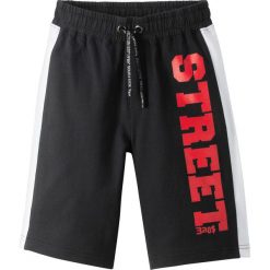Bermudy dresowe bonprix czarny z nadrukiem. Czarne dresy chłopięce marki bonprix, z nadrukiem, z dresówki. Za 44,99 zł.