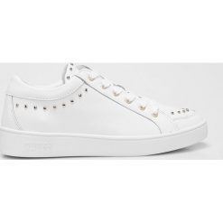 Guess Jeans - Buty. Białe buty sportowe damskie marki Guess Jeans, z aplikacjami, z jeansu. W wyprzedaży za 359,90 zł.