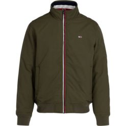 Kurtka bomber Tommy Jeans DM0DM06599. Zielone kurtki męskie Tommy Jeans, xl, bez wzorów, z jeansu, bez kaptura. W wyprzedaży za 489,00 zł.