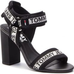 Sandały Tommy Jeans Mesh Webbing Heeld Sandal EN0EN00450. Czarne klapki damskie Tommy Jeans, bez wzorów, z jeansu, bez obcasa. W wyprzedaży za 239,00 zł.