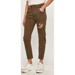 Desigual - Spodnie. Zielone spodnie damskie Desigual, z haftami, z elastanu. Za 469,90 zł.