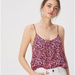 Wzorzysty top z wiskozy - Biały. Białe topy damskie Sinsay, s, bez wzorów, z wiskozy, bez kołnierzyka. Za 29,99 zł.