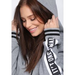 Jasnoszara Bluza Street Style. Szare bluzy damskie marki Born2be, xl, z napisami, bez rękawów, bez kaptura. Za 79,99 zł.