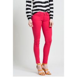 Guess Jeans - Spodnie. Szare rurki damskie Guess Jeans. W wyprzedaży za 249,90 zł.