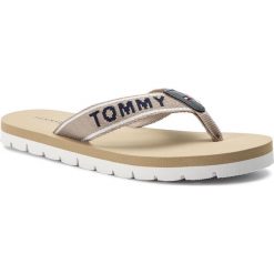 Japonki TOMMY HILFIGER - Sporty Flat Beach Sandal FW0FW03884 Cobblestone 068. Brązowe klapki damskie TOMMY HILFIGER, bez wzorów, ze skóry, bez obcasa. W wyprzedaży za 99,00 zł.