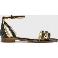Guess Jeans - Sandały. Żółte klapki damskie Guess Jeans, z aplikacjami, z jeansu, bez obcasa, na obcasie. W wyprzedaży za 359,90 zł.