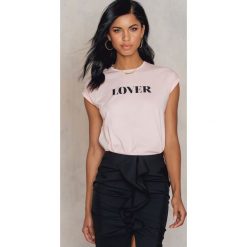 T-shirty damskie: Josefin Ekström for NA-KD T-shirt Lover – Pink