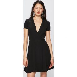 Trussardi Jeans - Sukienka. Czarne sukienki damskie Trussardi Jeans, na co dzień, bez wzorów, z elastanu, casualowe, z włoskim kołnierzykiem, bez rękawów, mini, rozkloszowane. Za 549,90 zł.