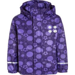 LEGO Wear JAMAICA Kurtka przeciwdeszczowa dark purple. Fioletowe kurtki sportowe damskie marki LEGO Wear, z poliesteru. Za 159,00 zł.