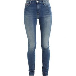 Tommy Jeans HIGH RISE SKINNY SANTANA Jeans Skinny Fit royal blue. Niebieskie jeansy damskie marki Tommy Jeans, z bawełny. W wyprzedaży za 356,15 zł.