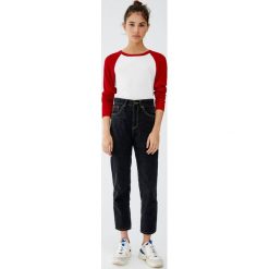 Jeansy mom fit basic. Szare jeansy damskie relaxed fit marki Pull&Bear. Za 79,90 zł.