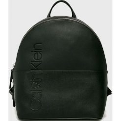 Calvin Klein - Plecak. Czarne plecaki damskie Calvin Klein, bez wzorów, z materiału. W wyprzedaży za 419,90 zł.