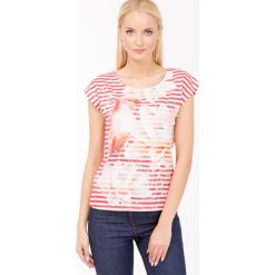 Prążkowany t-shirt z papugą. Szare t-shirty damskie marki Monnari, w kolorowe wzory, z bawełny, z dekoltem na plecach. Za 35,96 zł.