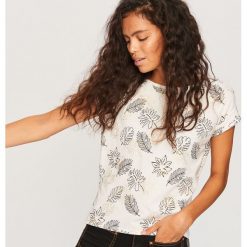 T-shirt we wzory - Kremowy. Białe t-shirty damskie Reserved, l. Za 59,99 zł.