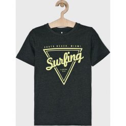 Name it - T-shirt dziecięcy 122-164 cm. Szare t-shirty chłopięce Name it, z nadrukiem, z bawełny, bez rękawów. W wyprzedaży za 24,90 zł.
