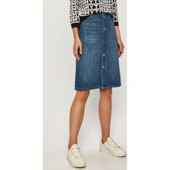 Tommy Hilfiger - Spódnica jeansowa. Niebieskie spódniczki damskie TOMMY HILFIGER, na co dzień, bez wzorów, z bawełny, casualowe, z podwyższonym stanem, midi, rozkloszowane. Za 449,90 zł.