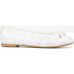 Baleriny bonprix kremowy. Białe baleriny damskie bonprix, w koronkowe wzory, z koronki, bez obcasa. Za 54,99 zł.
