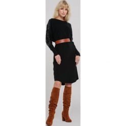 Czarna Sukienka Moonah. Czarne sukienki damskie Renee, s, w paski, z dzianiny, z okrągłym kołnierzem, z długim rękawem, długie, midi. Za 99,99 zł.