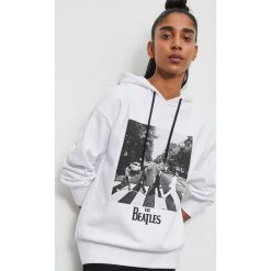 Bluza The Beatles - Biały. Białe bluzy damskie Reserved, s, bez wzorów, bez rękawów, bez kaptura. Za 119,99 zł.