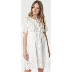 Biała Sukienka Corilise. Białe sukienki damskie Born2be, xl, z haftami, ze skóry, z okrągłym kołnierzem, z krótkim rękawem, krótkie, mini. Za 99,99 zł.