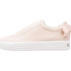 Kennel + Schmenger UP Sneakersy niskie nudo/weiß. Różowe trampki i tenisówki damskie marki Kennel + Schmenger, bez wzorów, ze skóry, bez zapięcia. W wyprzedaży za 720,30 zł.