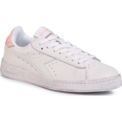 Sneakersy DIADORA - Game L Low Waxed 501.160821 01 C8633 White/Pale Peach. Białe półbuty damskie Diadora, bez wzorów, ze skóry ekologicznej, bez obcasa, bez zapięcia. W wyprzedaży za 269,00 zł.