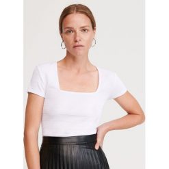 T-shirt z kwadratowym dekoltem - Kremowy. Białe t-shirty damskie Reserved, xl. W wyprzedaży za 19,99 zł.