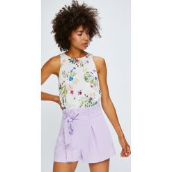 Answear - Top Violet Kiss. Białe topy damskie marki ANSWEAR, l, z tkaniny, z okrągłym kołnierzem. W wyprzedaży za 79,90 zł.