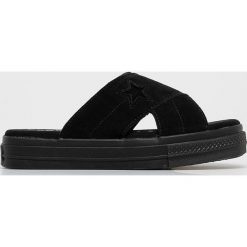 Converse - Klapki. Czarne klapki damskie Converse, bez wzorów, ze skóry, bez obcasa, na platformie. W wyprzedaży za 159,90 zł.