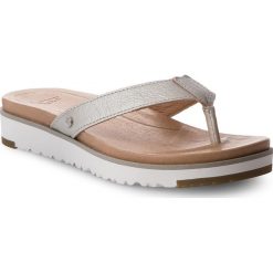 Japonki UGG - Lorrie Metallic 1019864 W/Slvr. Szare klapki damskie marki Ugg, bez wzorów, ze skóry, bez obcasa. W wyprzedaży za 319,00 zł.