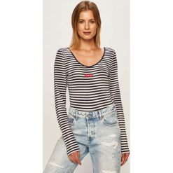 Levi's - Longsleeve. Czerwone bluzki damskie Levi's®, s, bez wzorów, z elastanu, casualowe, z okrągłym kołnierzem, z długim rękawem. W wyprzedaży za 169,90 zł.