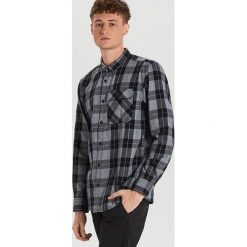 Koszula w kratę - Czarny. Czarne koszule męskie Cropp, s, bez wzorów, bez kołnierzyka, bez rękawów. W wyprzedaży za 15,99 zł.