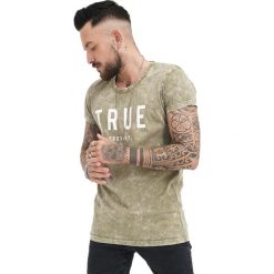 T-shirt w kolorze khaki. Brązowe t-shirty męskie True Prodigy, s, z nadrukiem, z bawełny, z okrągłym kołnierzem. W wyprzedaży za 59,95 zł.