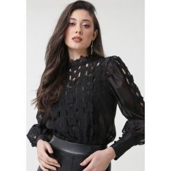 Czarna Bluzka Ewing. Czarne bluzki damskie Born2be, s, w koronkowe wzory, z koronki, wizytowe, z okrągłym kołnierzem. Za 99,99 zł.