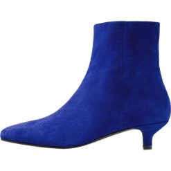 Vagabond MINNA Botki cobalt. Niebieskie botki damskie skórzane marki Vagabond, klasyczne. Za 499,00 zł.