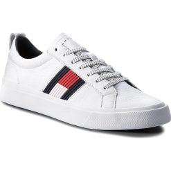 Sneakersy TOMMY HILFIGER - Flag Detail Leather Sneaker FM0FM01712 White 100. Białe sneakersy męskie TOMMY HILFIGER, na co dzień, bez wzorów, ze skóry ekologicznej, eleganckie, bez zapięcia. Za 449,00 zł.