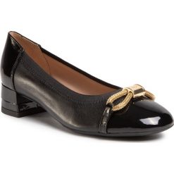Półbuty GEOX - D Chloo M. A D029XA 08502 C9999 Black. Czarne półbuty damskie Geox, z aplikacjami, ze skóry ekologicznej, bez obcasa, na obcasie, bez zapięcia. Za 479,00 zł.