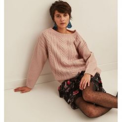 SWETER DŁUGI RĘKAW DAMSKI, Z OKRĄGŁYM DEKOLTEM, LUŹNY, NA CO DZIEŃ. Różowe swetry klasyczne damskie marki Top Secret, na zimę, z dzianiny, eleganckie, z okrągłym kołnierzem. Za 139,99 zł.