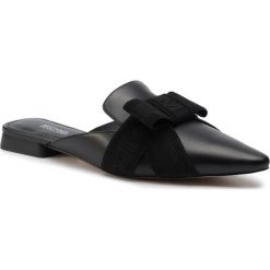 Klapki MICHAEL MICHAEL KORS - Ames Slide 40T9AMFP1L Black. Czarne klapki damskie MICHAEL Michael Kors, bez wzorów, ze skóry, bez obcasa, na obcasie. Za 549,00 zł.