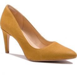Szpilki CLARKS - Laina Rae 261407704 Ochre Nubuck. Żółte półbuty damskie Clarks, bez wzorów, ze skóry, eleganckie, bez obcasa, na obcasie, bez zapięcia. W wyprzedaży za 239,00 zł.
