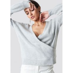 NA-KD Trend Sweter z kopertowym dekoltem - Grey. Szare swetry oversize damskie NA-KD Trend, z elastanu. Za 121,95 zł.