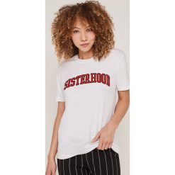 Undiz - T-shirt piżamowy Sisterhoodiz. Białe piżamy damskie Undiz, s, z nadrukiem, z bawełny, z krótkim rękawem. Za 49,90 zł.