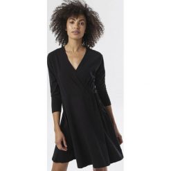 Czarna Sukienka Thelrea. Czarne sukienki damskie Born2be, xl, bez wzorów, z dzianiny, bez kołnierzyka, bez rękawów. W wyprzedaży za 59,99 zł.