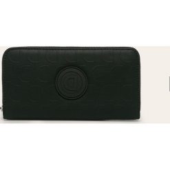 Desigual - Portfel. Czarne portfele damskie Desigual, bez wzorów, z poliesteru. W wyprzedaży za 129,90 zł.