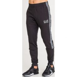 SPODNIE DRESOWE EA7 Emporio Armani. Czarne spodnie męskie EA7 Emporio Armani, m, bez wzorów, z dresówki. Za 459,00 zł.