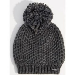 Czapka o grubym splocie z pomponem - Szary. Szare czapki damskie marki Mohito, ze splotem. Za 39,99 zł.