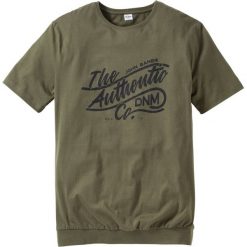 T-shirt ze specjalnym krojem na wys. brzucha Regular Fit bonprix ciemnooliwkowy. Zielone koszulki męskie bonprix, m, z nadrukiem. Za 39,99 zł.