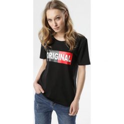Czarny T-shirt Thalavien. Czarne bluzki damskie Born2be, s, bez wzorów, bez kołnierzyka, bez rękawów. W wyprzedaży za 49,99 zł.